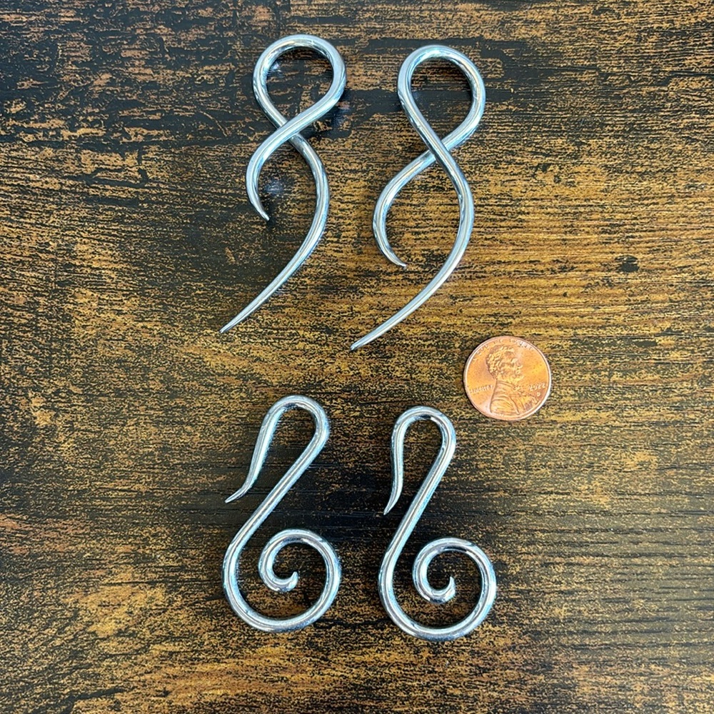2 pairs of gauged earring